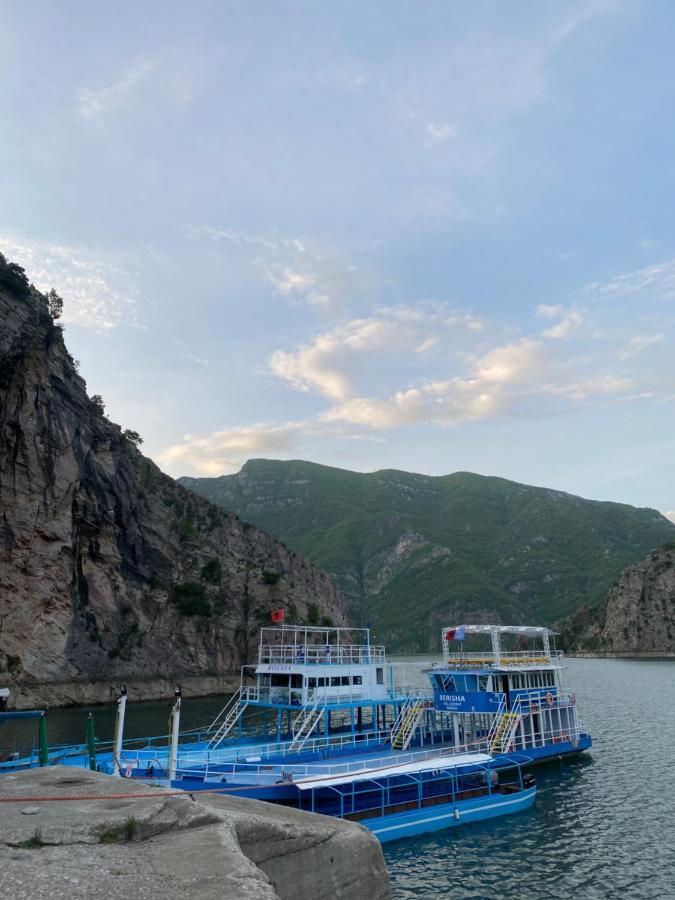 Kulla E Vjeter Hotel Koman Exterior photo